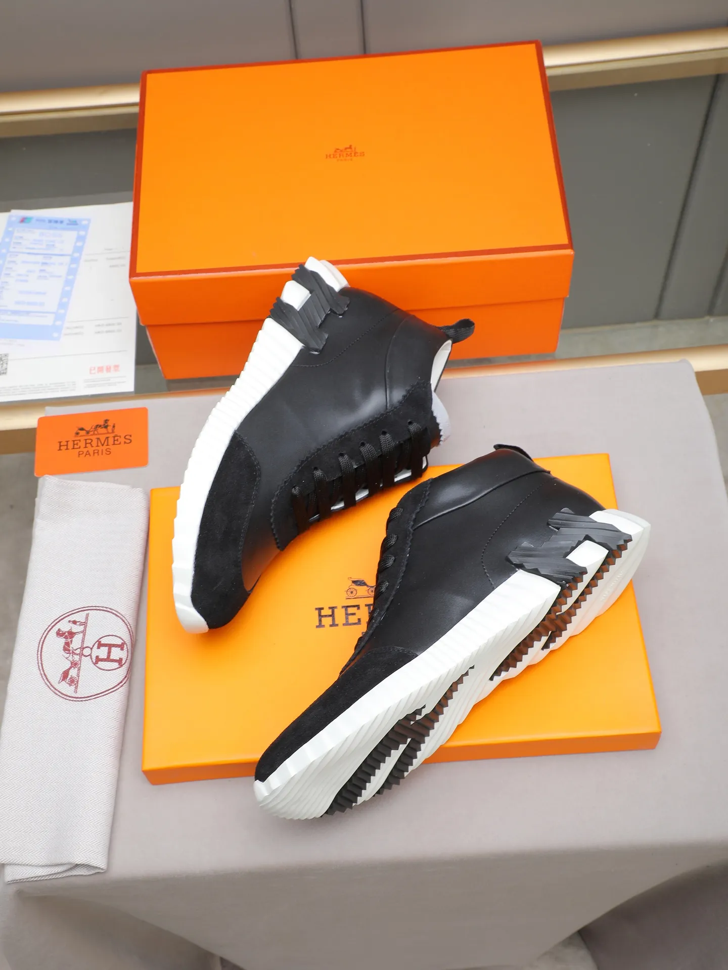 PPP460 (Hermes high-top men's shoes)🆕Men's sports shoes, decorated with textured calfskin details. Spliced ​​with original cowhide, this shoe draws inspiration from the equestrian world, integrating technical details and practical functions. Breathable sheep lining, original combination outsole, high-end quality, and every detail is perfectly combined! Size: 38-44 (45 can be customized)